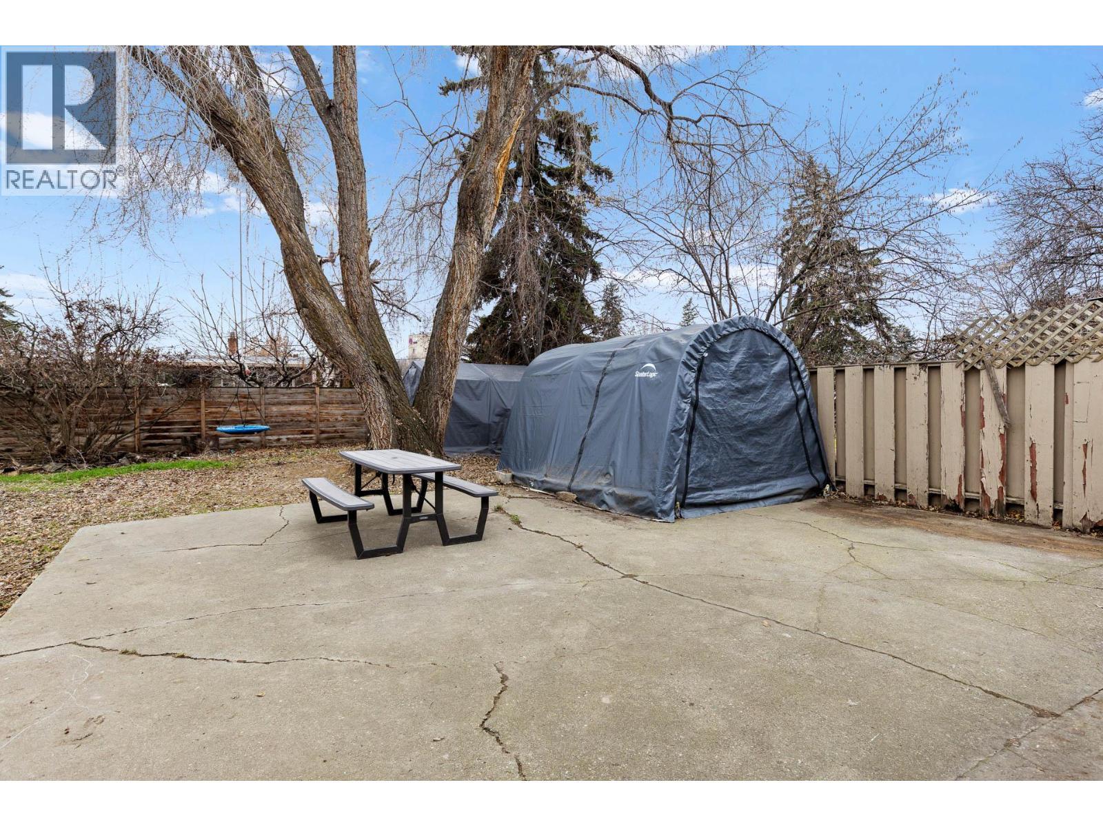 1231 Kelglen Crescent, Kelowna, BC - Outdoor