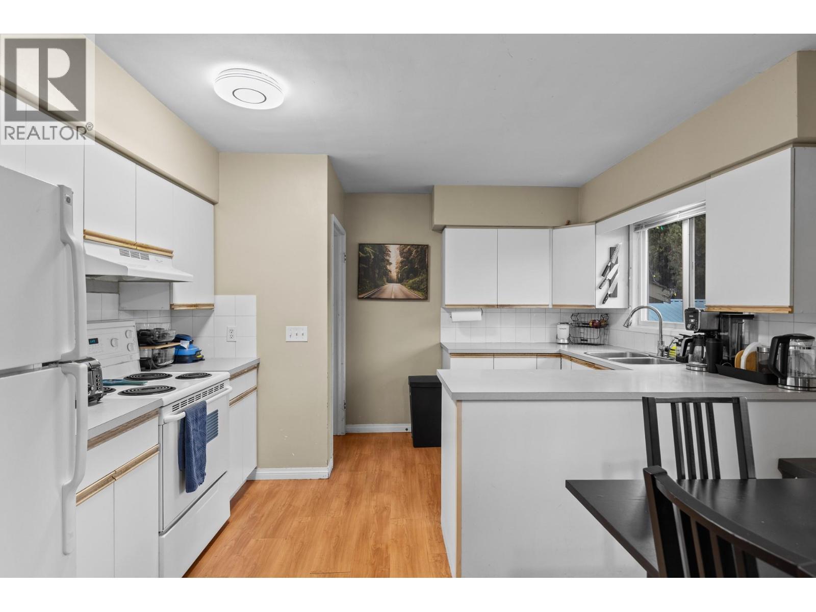 1231 Kelglen Crescent, Kelowna, BC - Indoor Photo Showing Kitchen With Double Sink