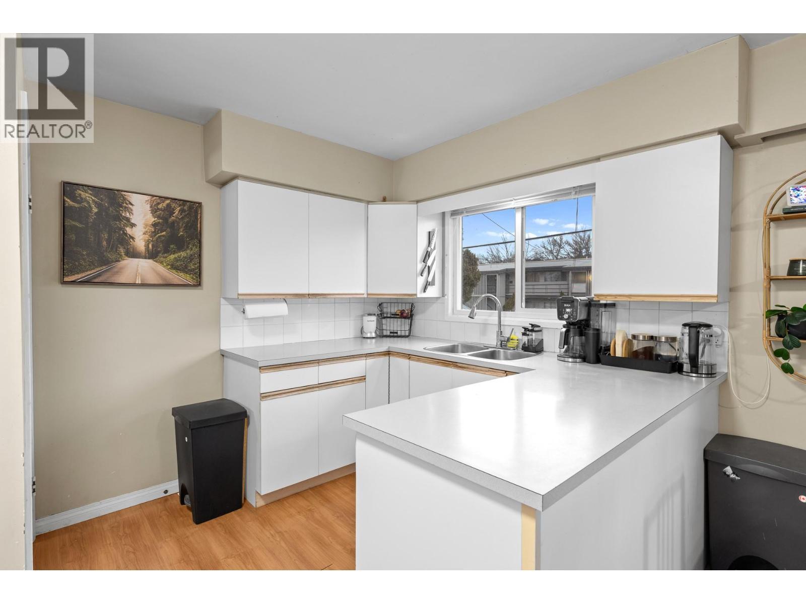 1231 Kelglen Crescent, Kelowna, BC - Indoor Photo Showing Kitchen With Double Sink