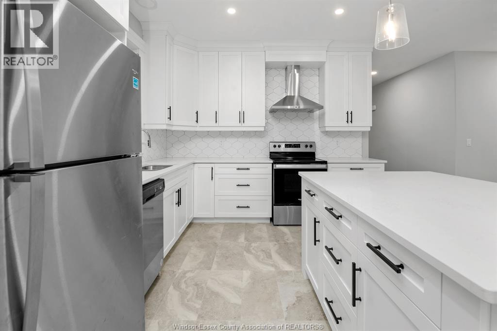 49 Belleview Drive, Kingsville, ON - Indoor Photo Showing Kitchen With Upgraded Kitchen