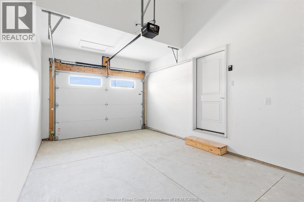 98 Erie Street North, Ridgetown, ON - Indoor Photo Showing Garage