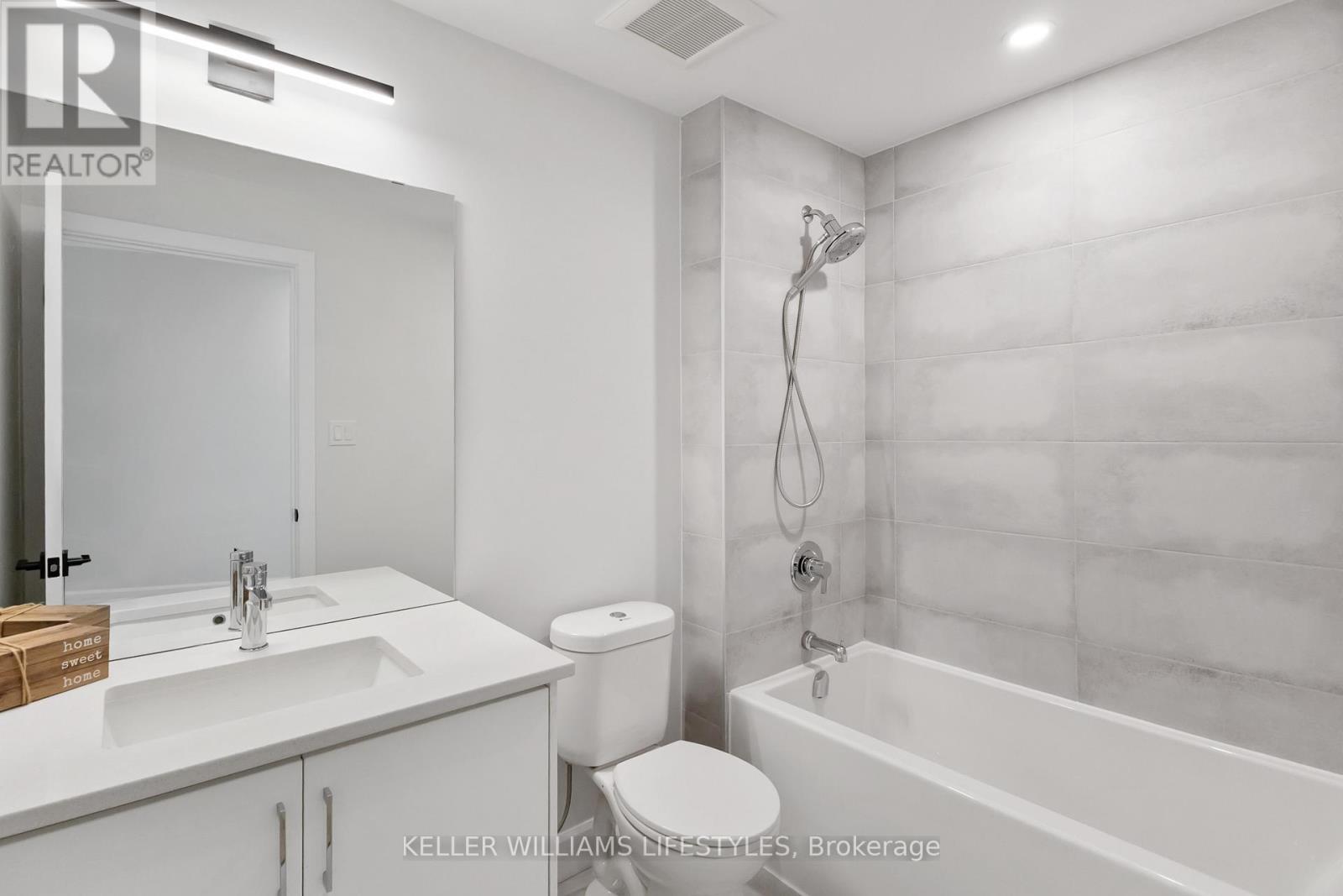 B117 - 2082 Lumen Drive, London South (South A), ON - Indoor Photo Showing Bathroom