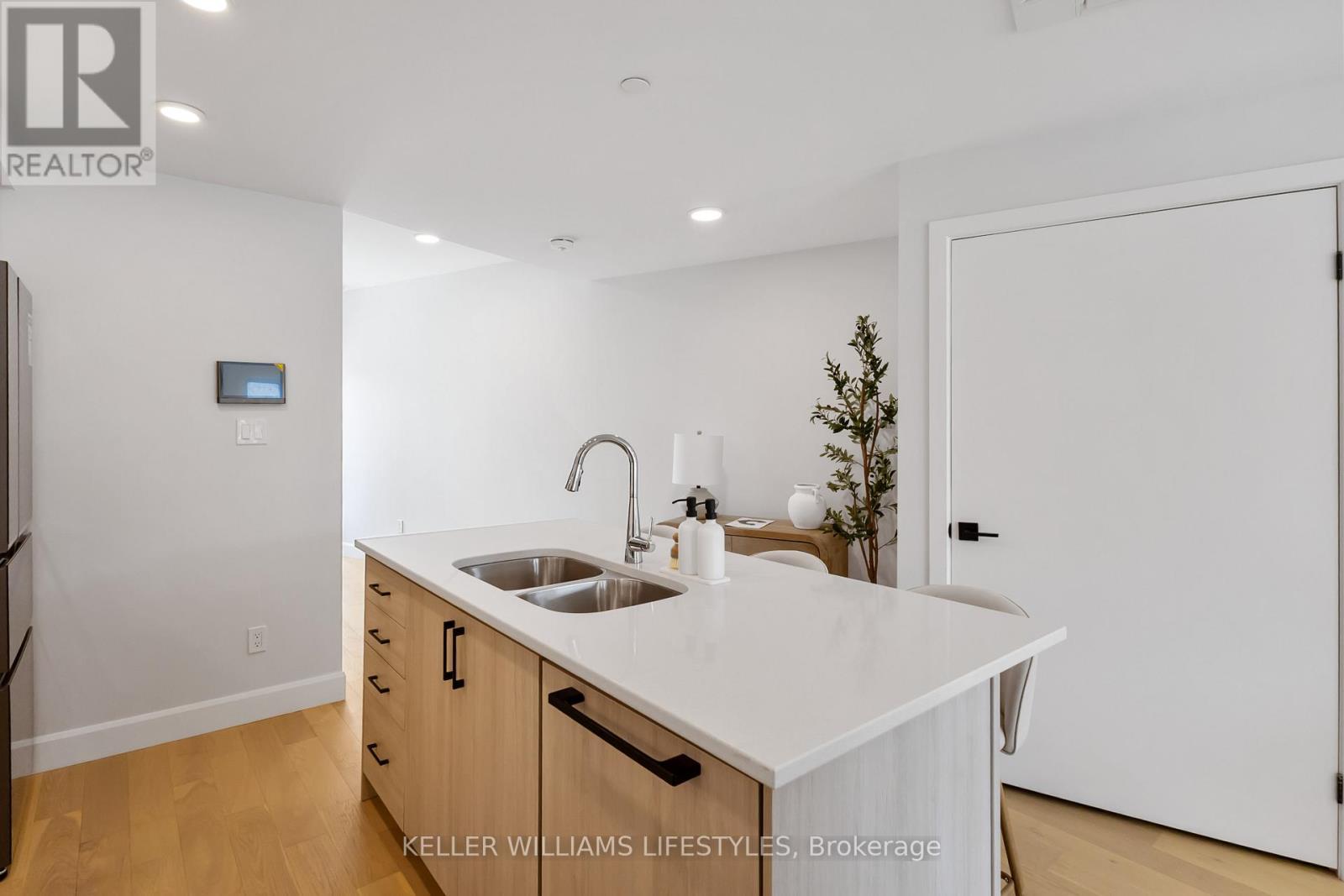 B117 - 2082 Lumen Drive, London South (South A), ON - Indoor Photo Showing Kitchen With Double Sink