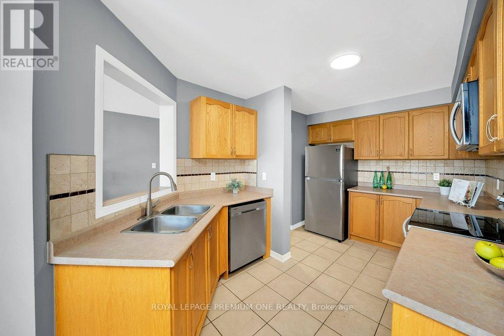 13 Summitridge Court, Brampton, ON - Indoor Photo Showing Kitchen With Double Sink