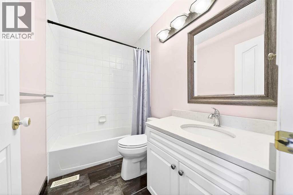 15209 Prestwick Boulevard Se, Calgary, AB - Indoor Photo Showing Bathroom