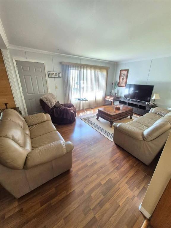 103080 Pth 5 Highway, Riding Mountain, MB - Indoor Photo Showing Living Room