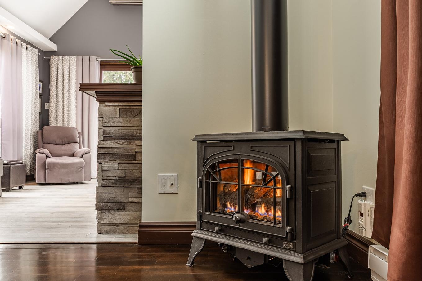 Salle à manger - 13 Rue Beattie, Chambly, QC - Indoor With Fireplace