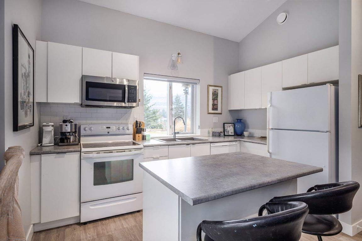 2575 Pineridge Place, West Kelowna, BC - Indoor Photo Showing Kitchen