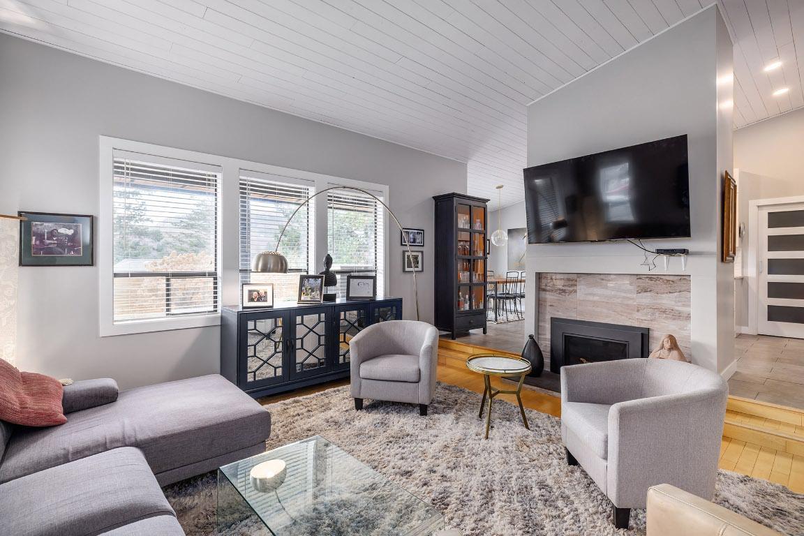 2575 Pineridge Place, West Kelowna, BC - Indoor Photo Showing Living Room With Fireplace