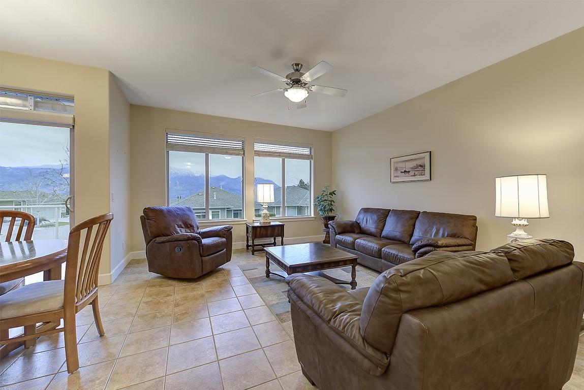 135-4035 Gellatly Road, West Kelowna, BC - Indoor Photo Showing Living Room