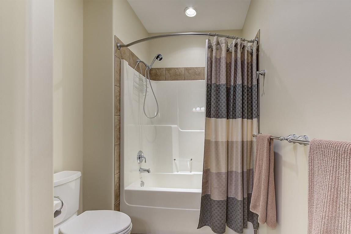 135-4035 Gellatly Road, West Kelowna, BC - Indoor Photo Showing Bathroom