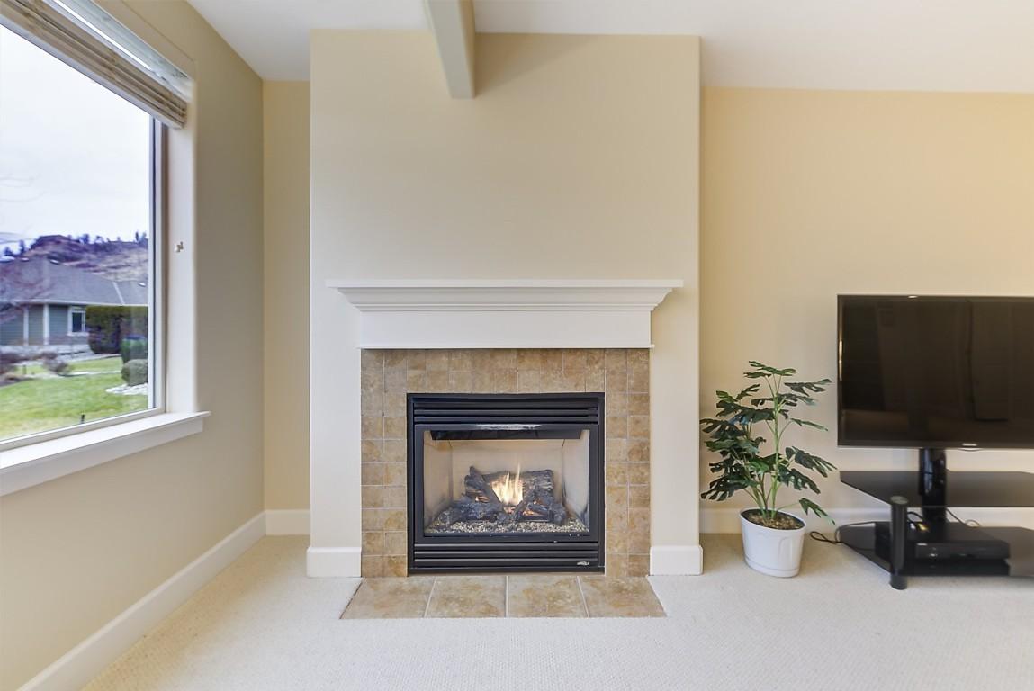 135-4035 Gellatly Road, West Kelowna, BC - Indoor Photo Showing Living Room With Fireplace