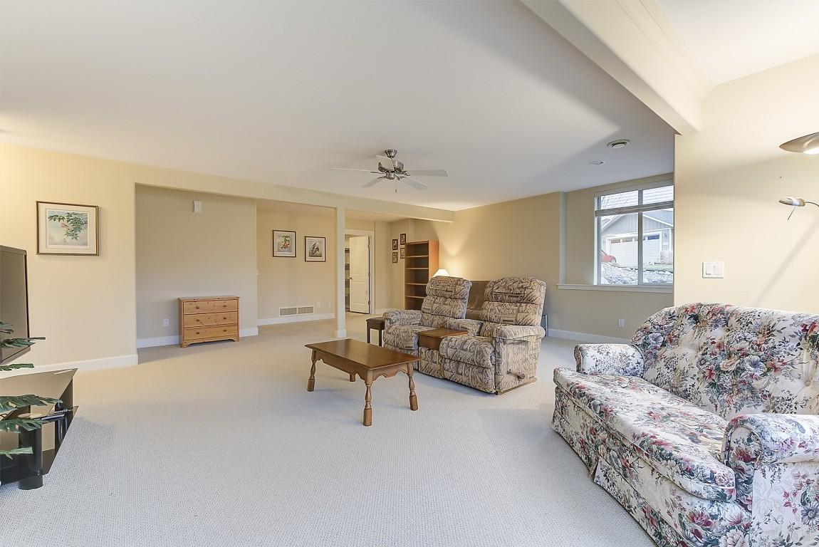135-4035 Gellatly Road, West Kelowna, BC - Indoor Photo Showing Living Room