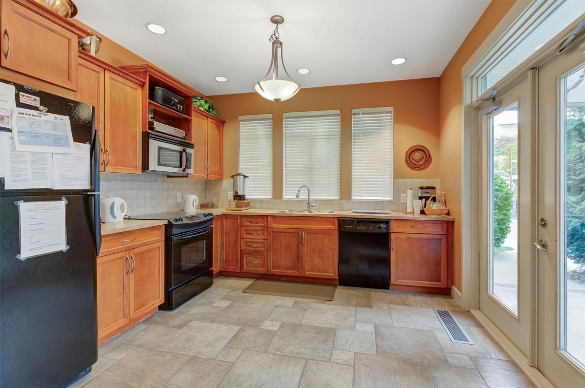 135-4035 Gellatly Road, West Kelowna, BC - Indoor Photo Showing Kitchen