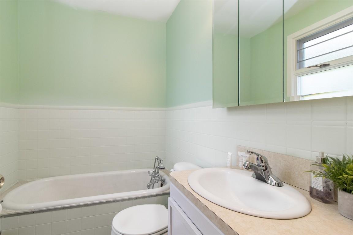 1408 Graham Street, Kelowna, BC - Indoor Photo Showing Bathroom