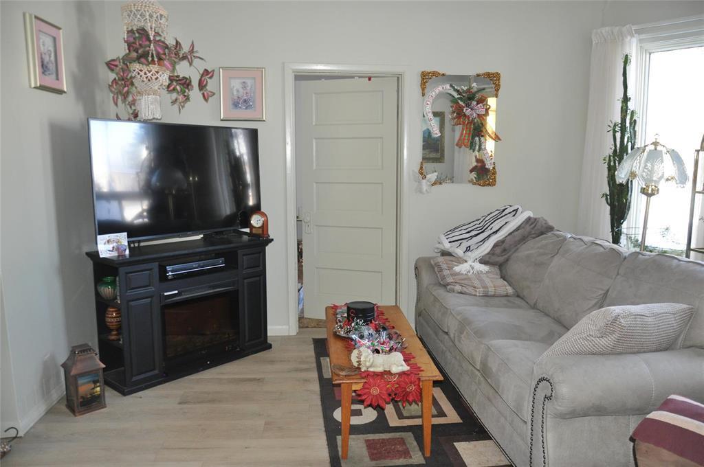 322 South Chestnut Street, Shoal Lake, MB - Indoor Photo Showing Living Room With Fireplace