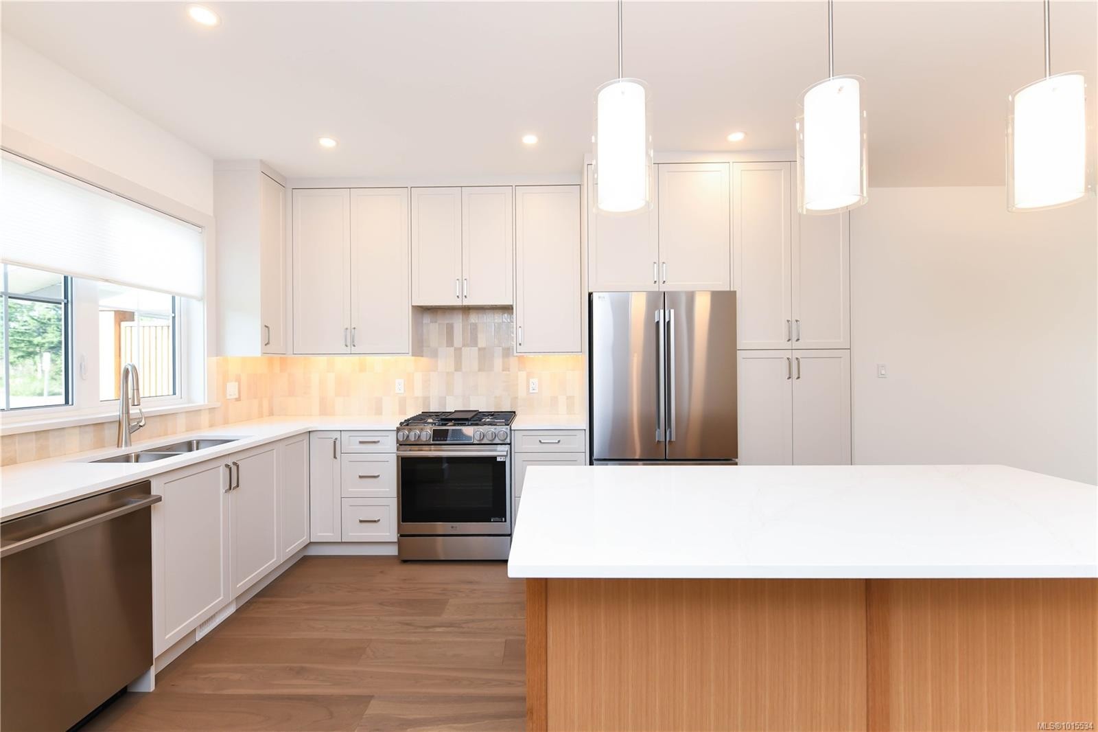 695 Westminster Blvd, Courtenay, BC - Indoor Photo Showing Kitchen With Stainless Steel Kitchen With Double Sink With Upgraded Kitchen