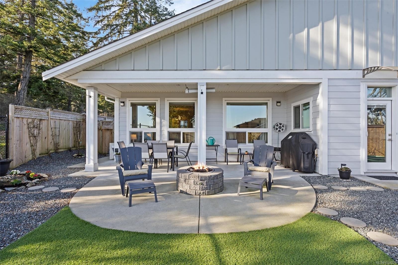 2407 Mountain Heights Dr, Sooke, BC