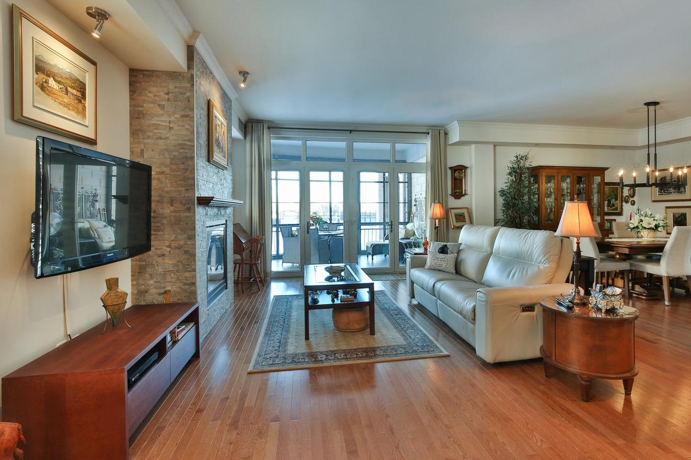 Overall view - 101-25 Rue St-Hubert, Saint-Jean-Sur-Richelieu, QC - Indoor Photo Showing Living Room With Fireplace