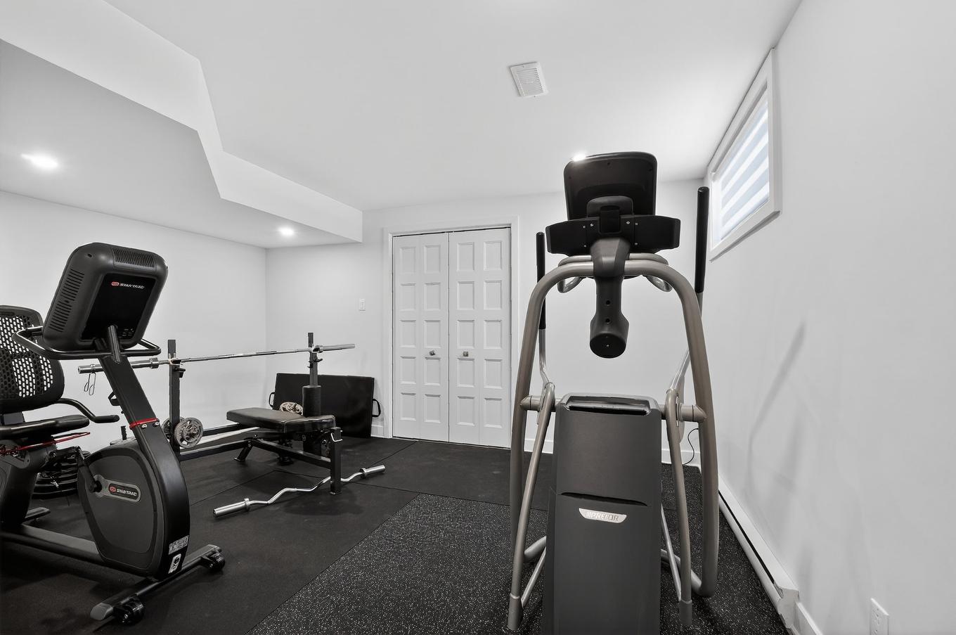 Exercise room - 974 Rue Des Coliades, Saint-Lazare, QC - Indoor Photo Showing Gym Room