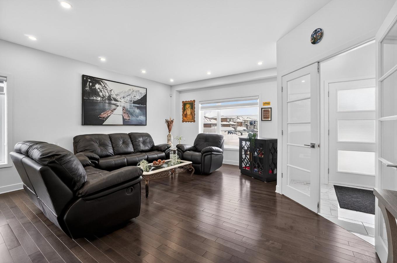 Living room - 974 Rue Des Coliades, Saint-Lazare, QC - Indoor Photo Showing Living Room