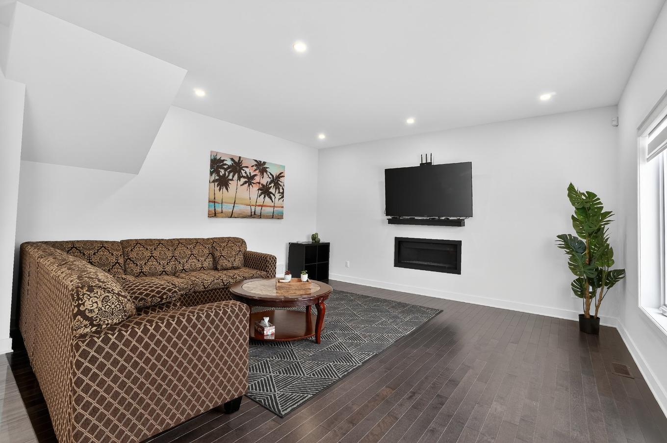 Den - 974 Rue Des Coliades, Saint-Lazare, QC - Indoor