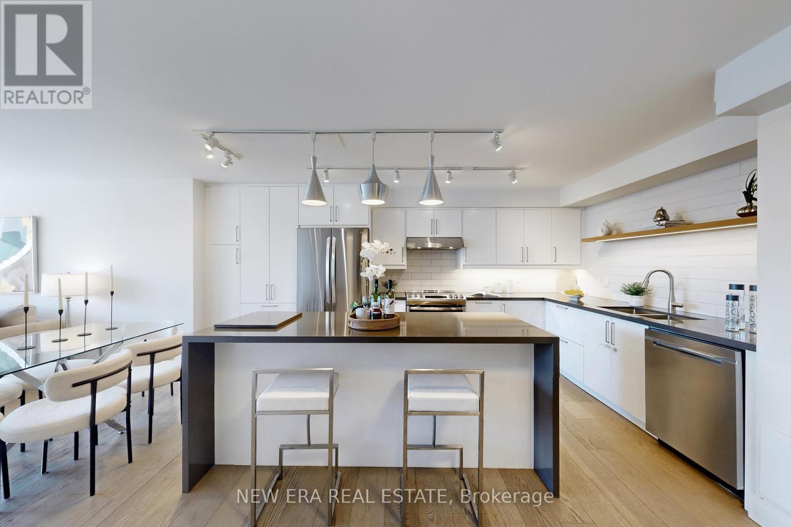 502 - 188 Spadina Avenue, Toronto, ON - Indoor Photo Showing Kitchen With Double Sink With Upgraded Kitchen