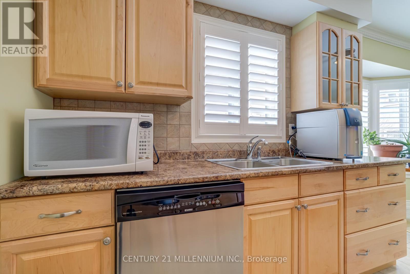 28 Tremblay Street, Brampton, ON - Indoor Photo Showing Kitchen With Double Sink