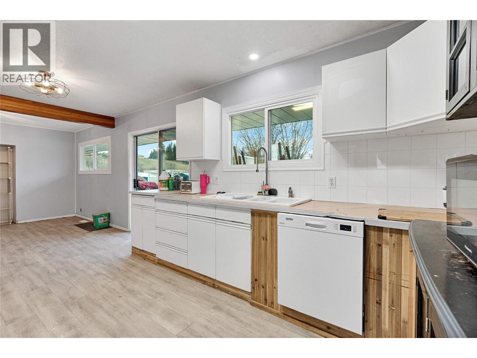 4010 Dodds Road, Armstrong, BC - Indoor Photo Showing Kitchen