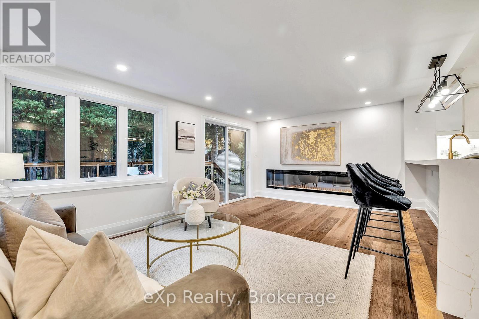 877 Kingsway Drive, Burlington (Lasalle), ON - Indoor Photo Showing Living Room