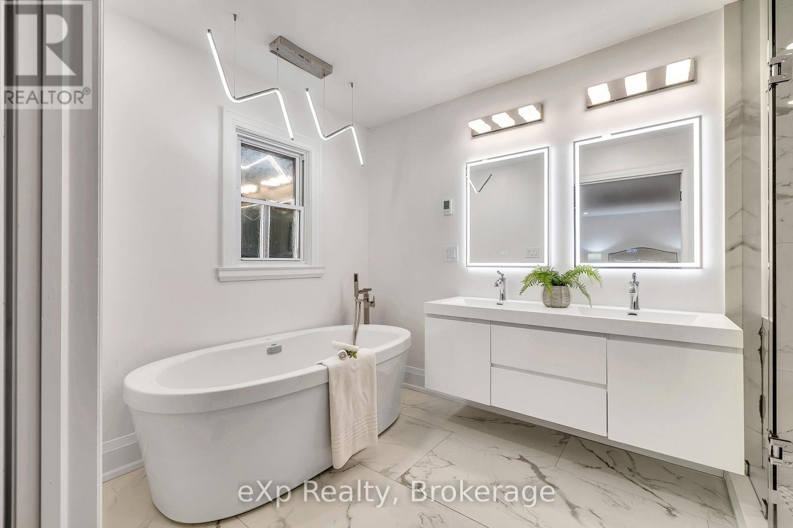 877 Kingsway Drive, Burlington (Lasalle), ON - Indoor Photo Showing Bathroom