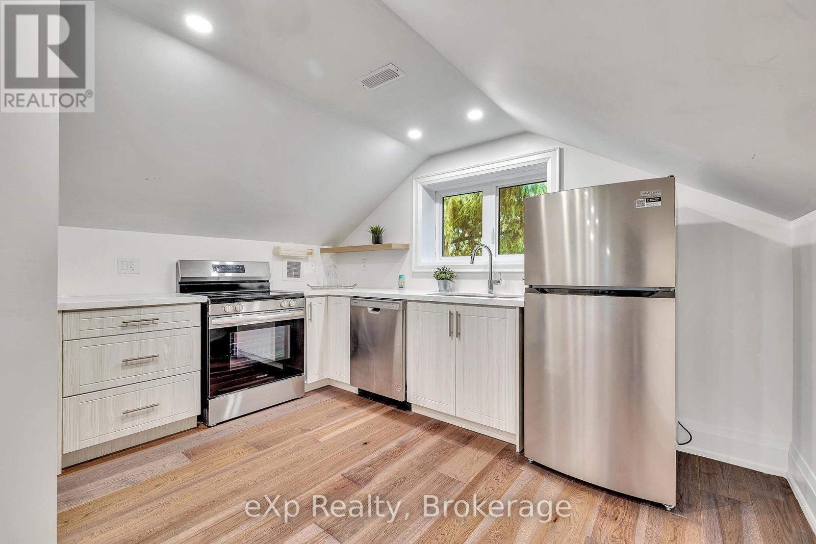 877 Kingsway Drive, Burlington (Lasalle), ON - Indoor Photo Showing Kitchen