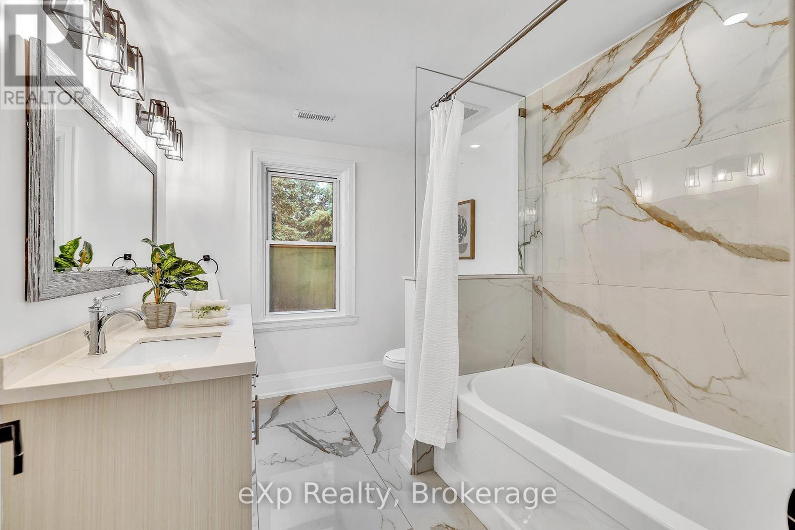 877 Kingsway Drive, Burlington (Lasalle), ON - Indoor Photo Showing Bathroom