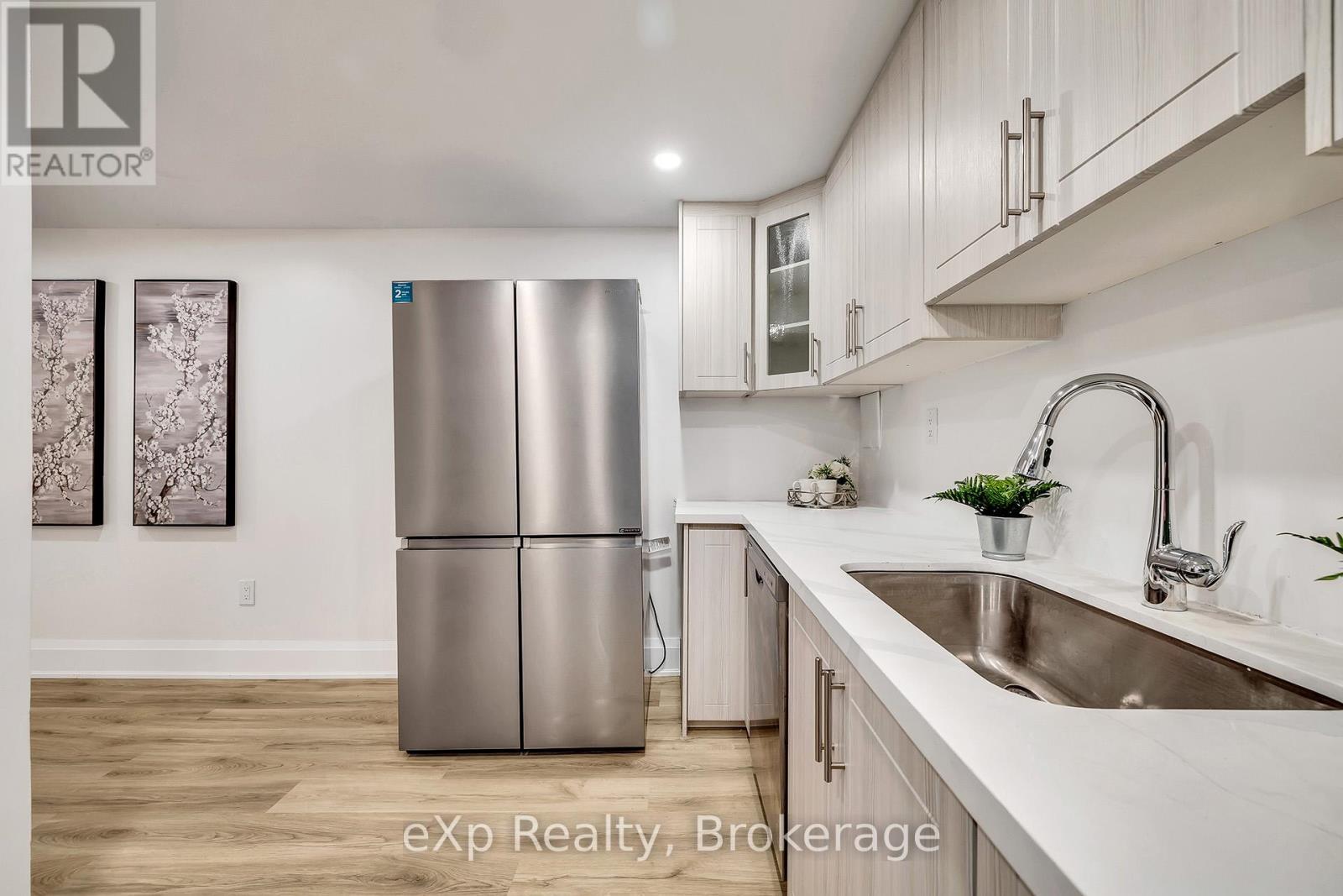 877 Kingsway Drive, Burlington (Lasalle), ON - Indoor Photo Showing Kitchen