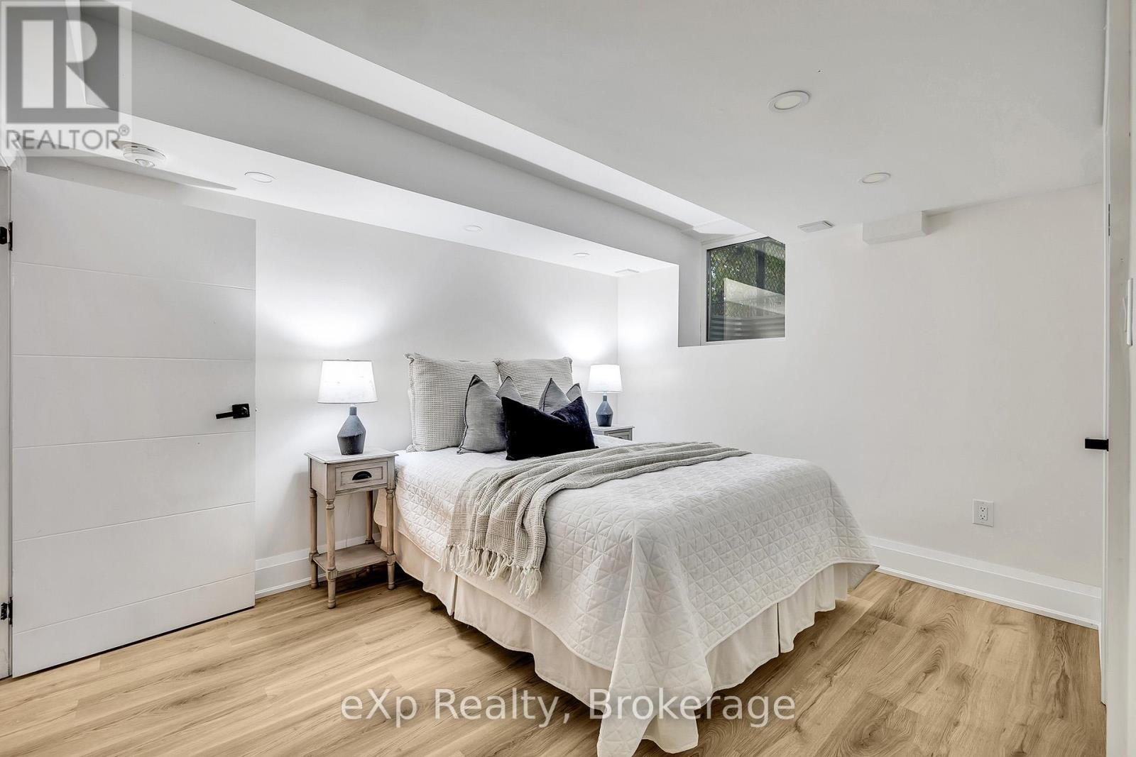 877 Kingsway Drive, Burlington (Lasalle), ON - Indoor Photo Showing Bedroom