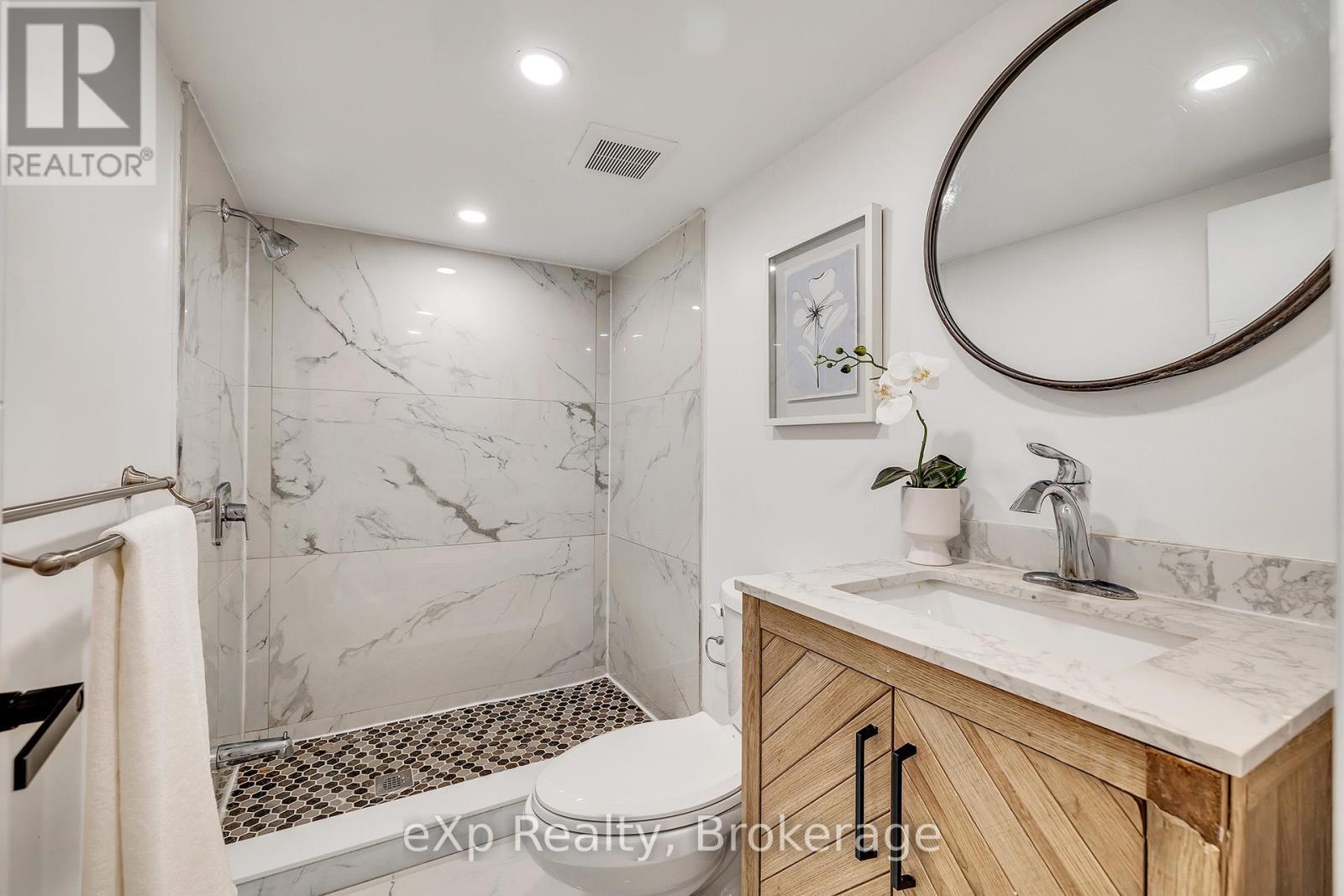 877 Kingsway Drive, Burlington (Lasalle), ON - Indoor Photo Showing Bathroom