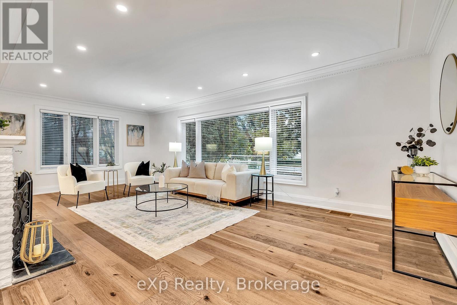 877 Kingsway Drive, Burlington (Lasalle), ON - Indoor Photo Showing Living Room