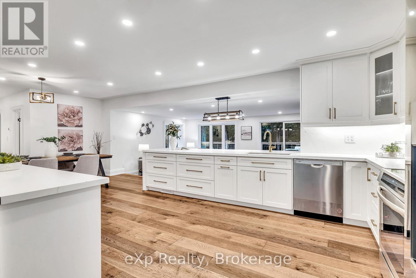 877 Kingsway Drive, Burlington (Lasalle), ON - Indoor Photo Showing Kitchen With Upgraded Kitchen