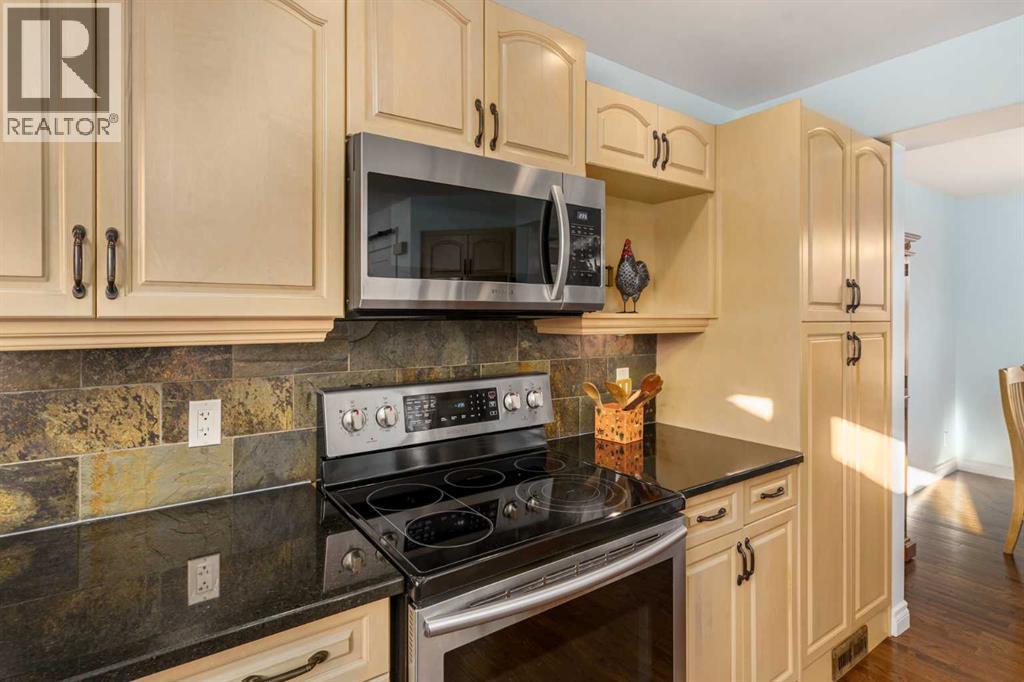 1315 Lake Michigan Crescent Se, Calgary, AB - Indoor Photo Showing Kitchen