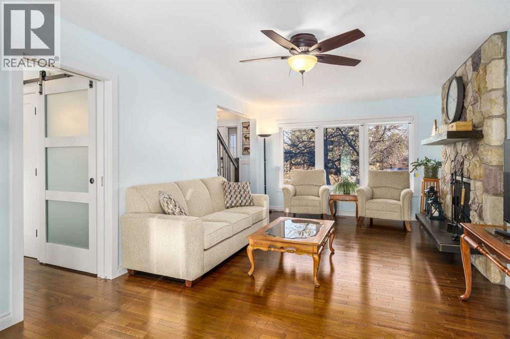 1315 Lake Michigan Crescent Se, Calgary, AB - Indoor Photo Showing Living Room