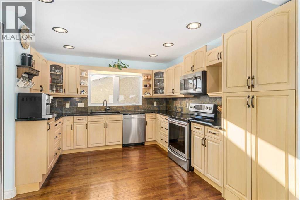 1315 Lake Michigan Crescent Se, Calgary, AB - Indoor Photo Showing Kitchen