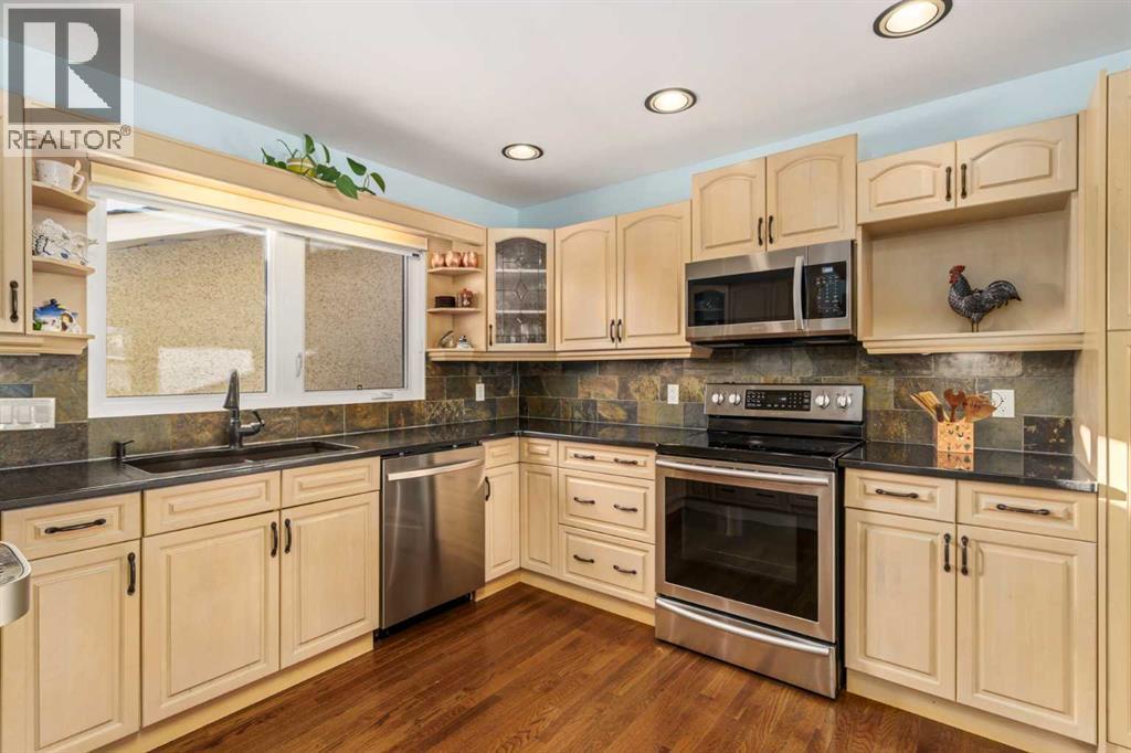 1315 Lake Michigan Crescent Se, Calgary, AB - Indoor Photo Showing Kitchen