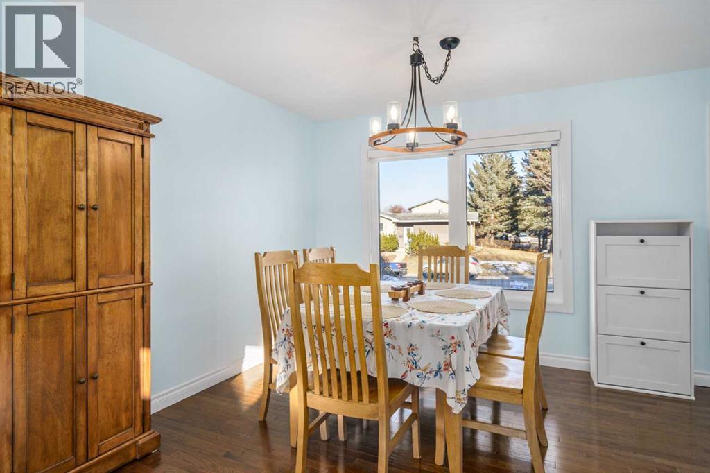 1315 Lake Michigan Crescent Se, Calgary, AB - Indoor Photo Showing Dining Room