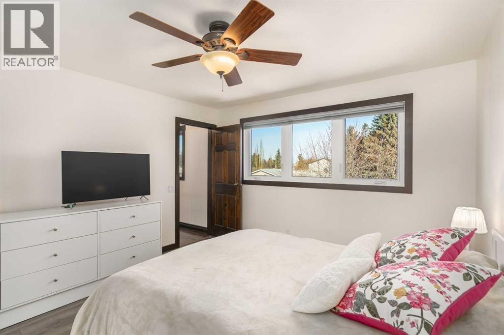 1315 Lake Michigan Crescent Se, Calgary, AB - Indoor Photo Showing Bedroom