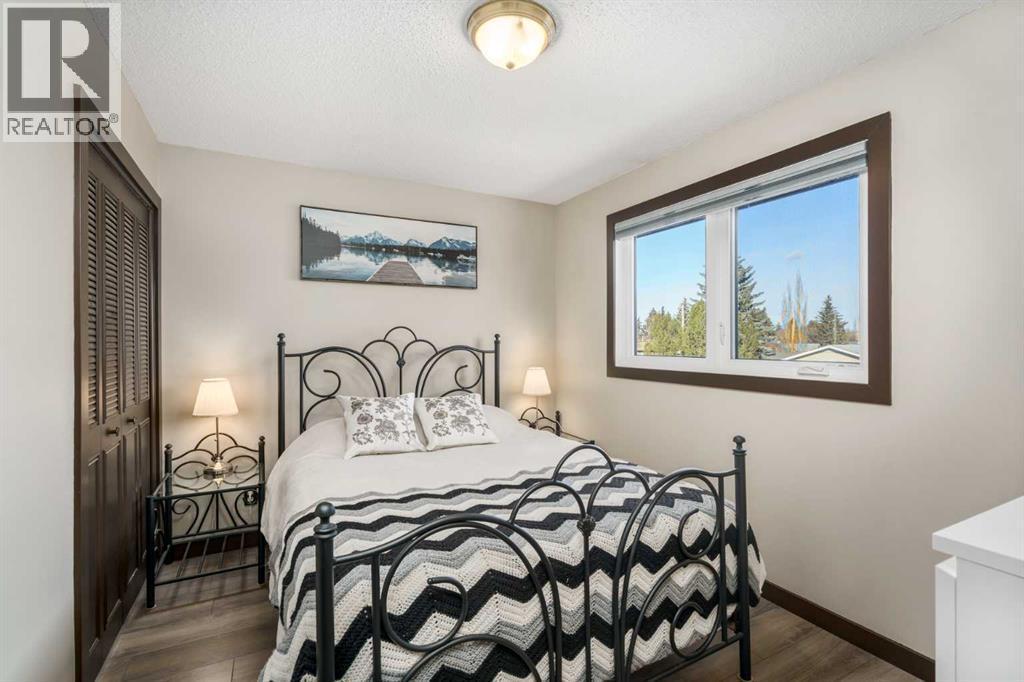 1315 Lake Michigan Crescent Se, Calgary, AB - Indoor Photo Showing Bedroom