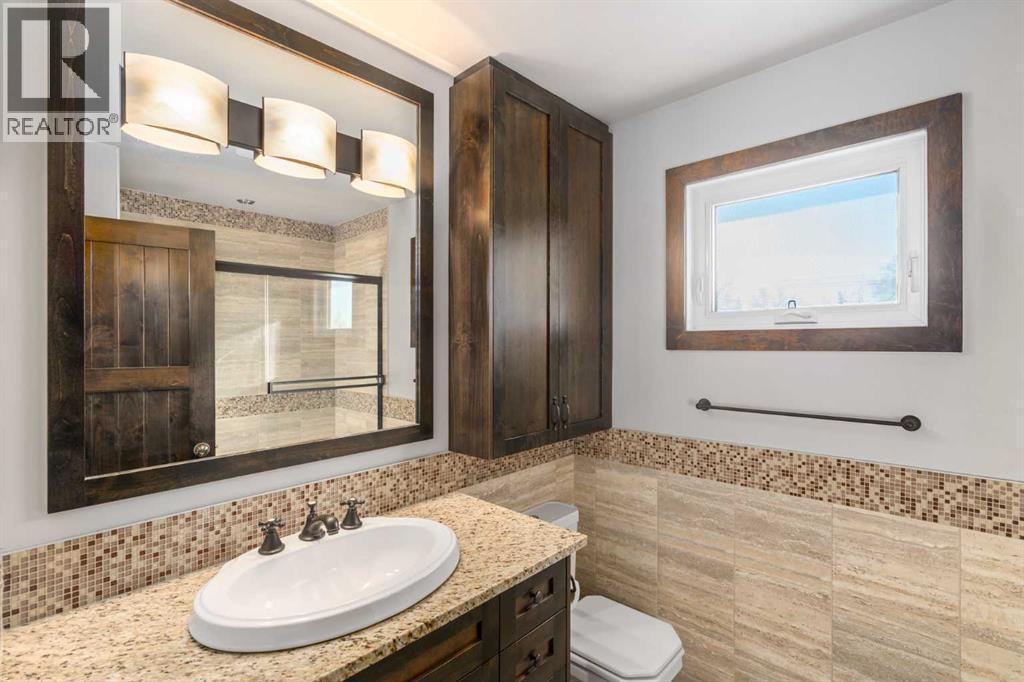 1315 Lake Michigan Crescent Se, Calgary, AB - Indoor Photo Showing Bathroom