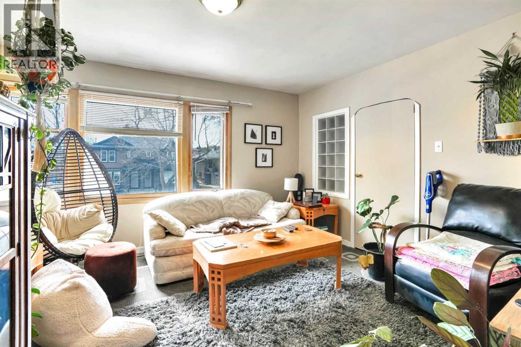 112 29 Avenue Nw, Calgary, AB - Indoor Photo Showing Living Room