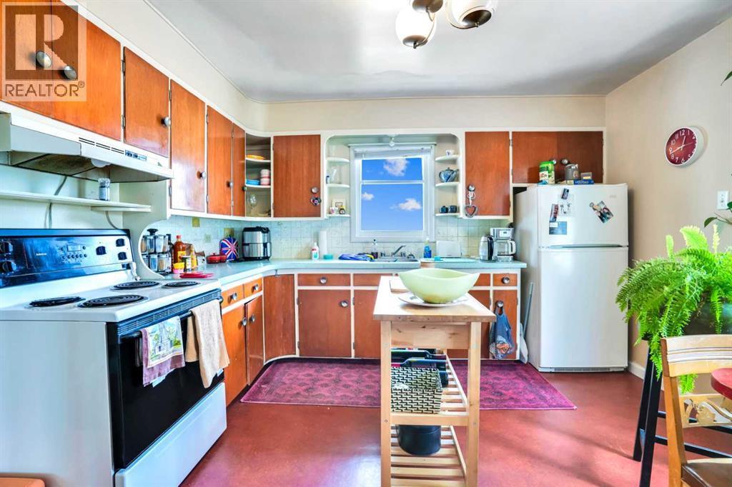 112 29 Avenue Nw, Calgary, AB - Indoor Photo Showing Kitchen