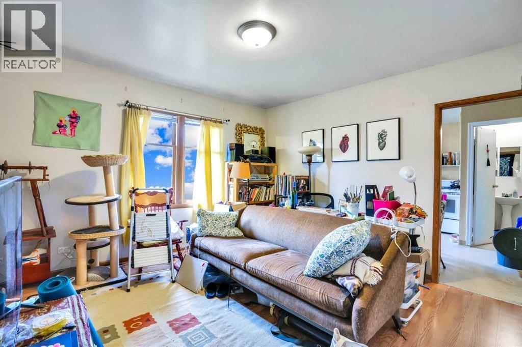 112 29 Avenue Nw, Calgary, AB - Indoor Photo Showing Living Room