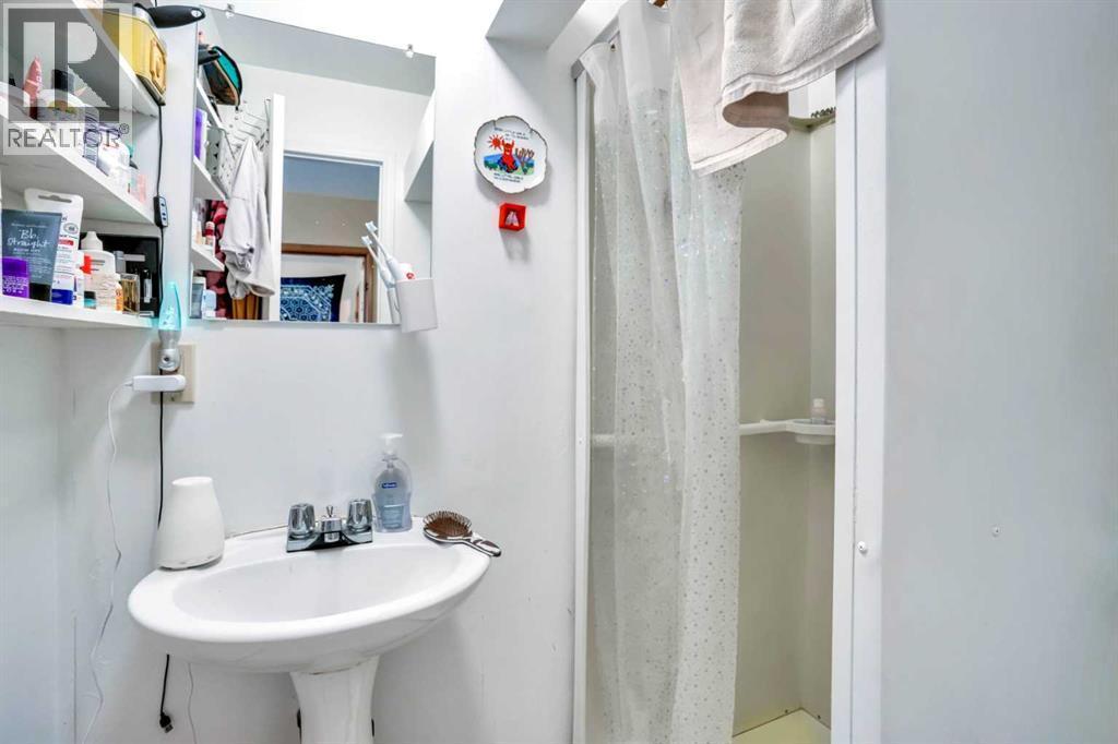 112 29 Avenue Nw, Calgary, AB - Indoor Photo Showing Bathroom